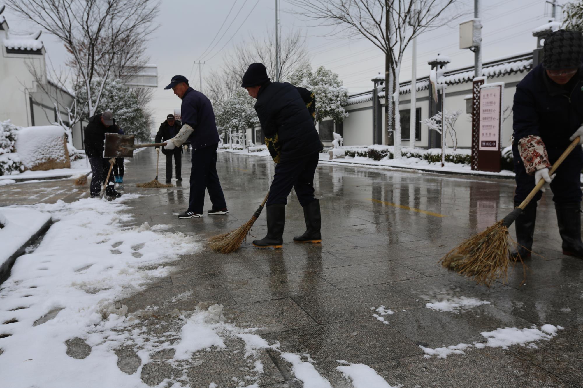 心系客户,松鹤扫雪