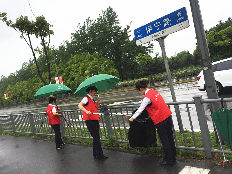 创城登高风雨行 松鹤志愿者热情高