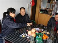 关心困难职工 过一个友善年